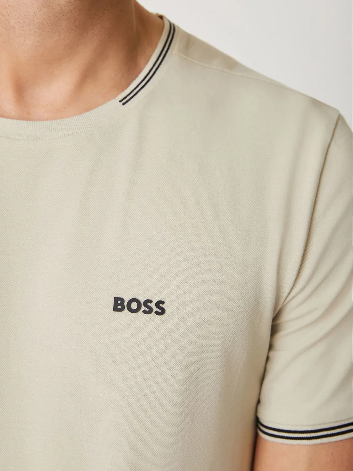 BOSS Кремовая футболка стандартного кроя из эластичного хлопка с короткими рукавами и кантом — фото 4