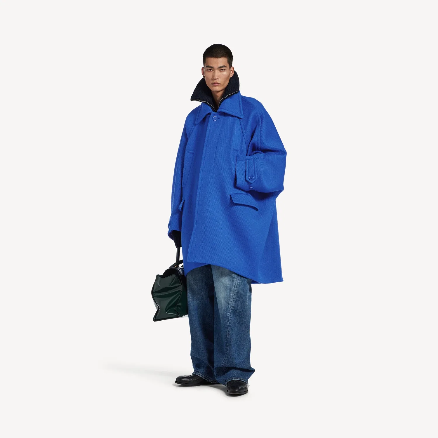 Мужское большое пальто-кокон в электрическом синем цвете Balenciaga, синий — фото 2