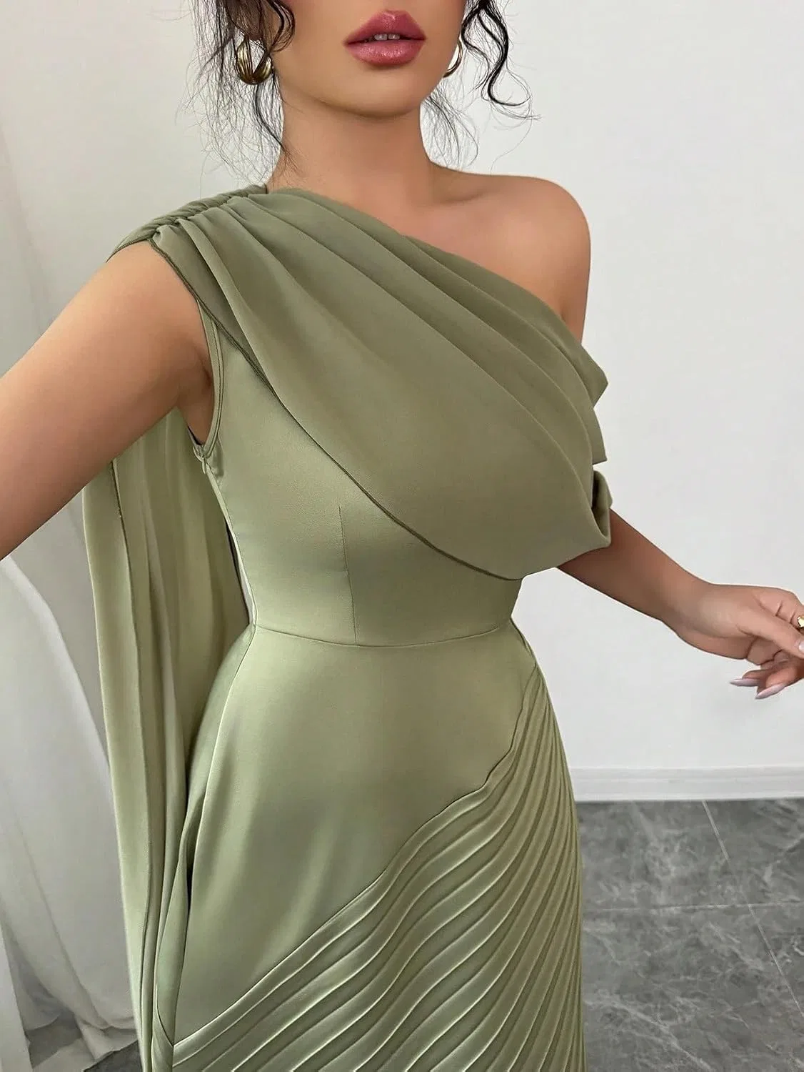 Женское летнее мини-платье с одним рукавом и плиссе, Green — фото 4