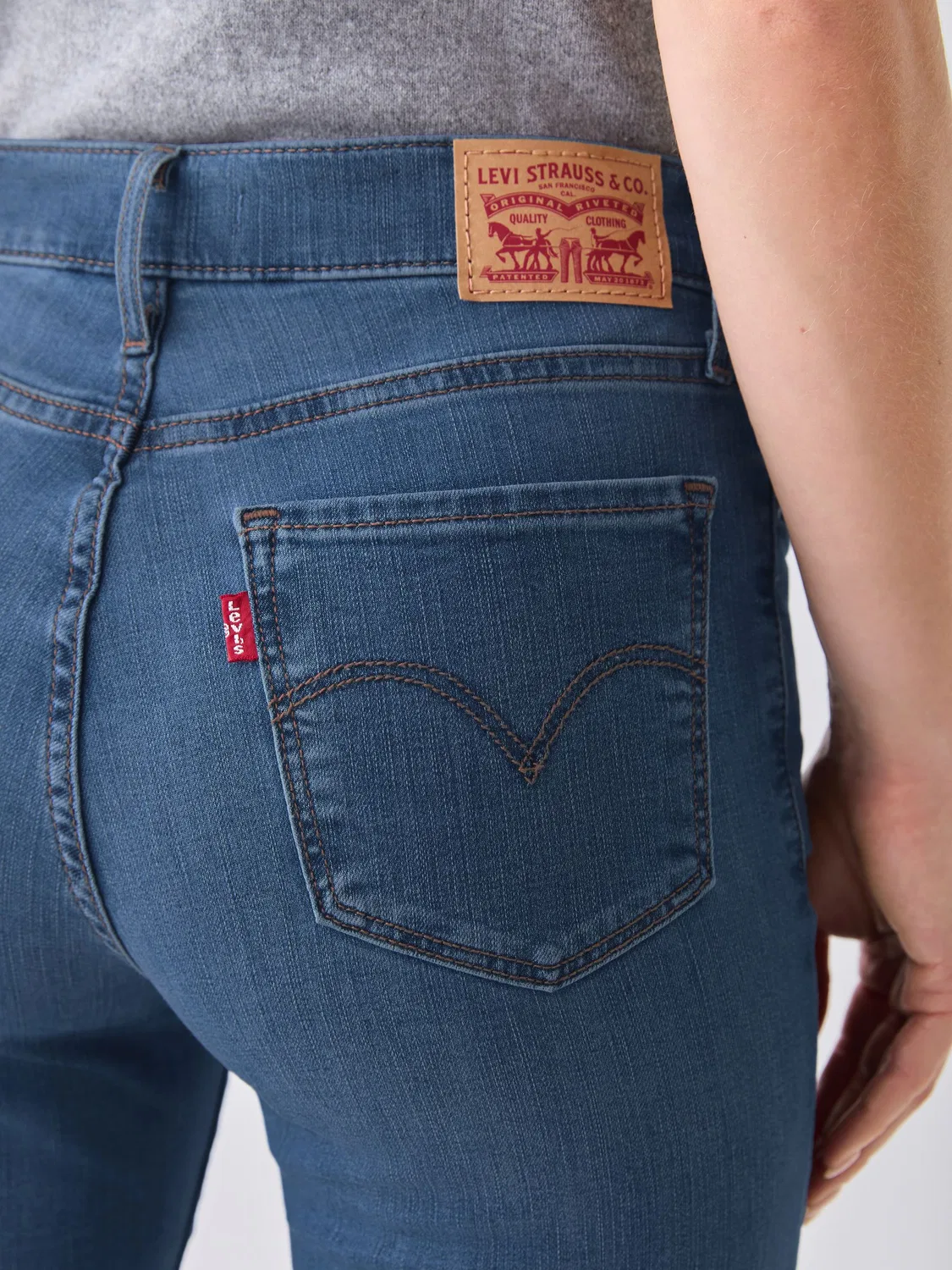 Джинсы Levi's Lapis Amidst Blue 312 Shaping Slim — фото 4