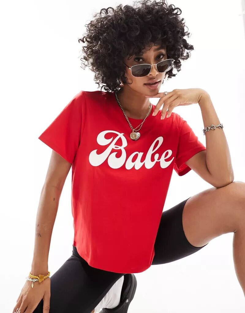 

Красная футболка Monki с графическим принтом «Babe» спереди