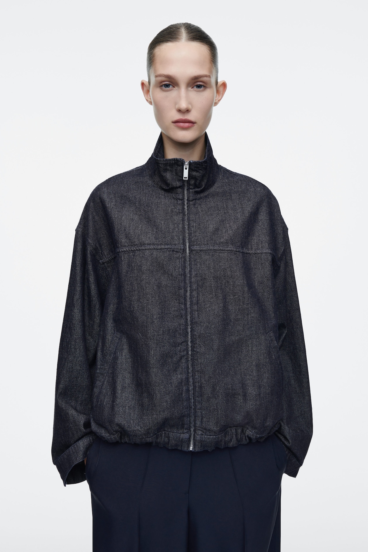 

Джинсовая куртка-бомбер oversize COS, индиго