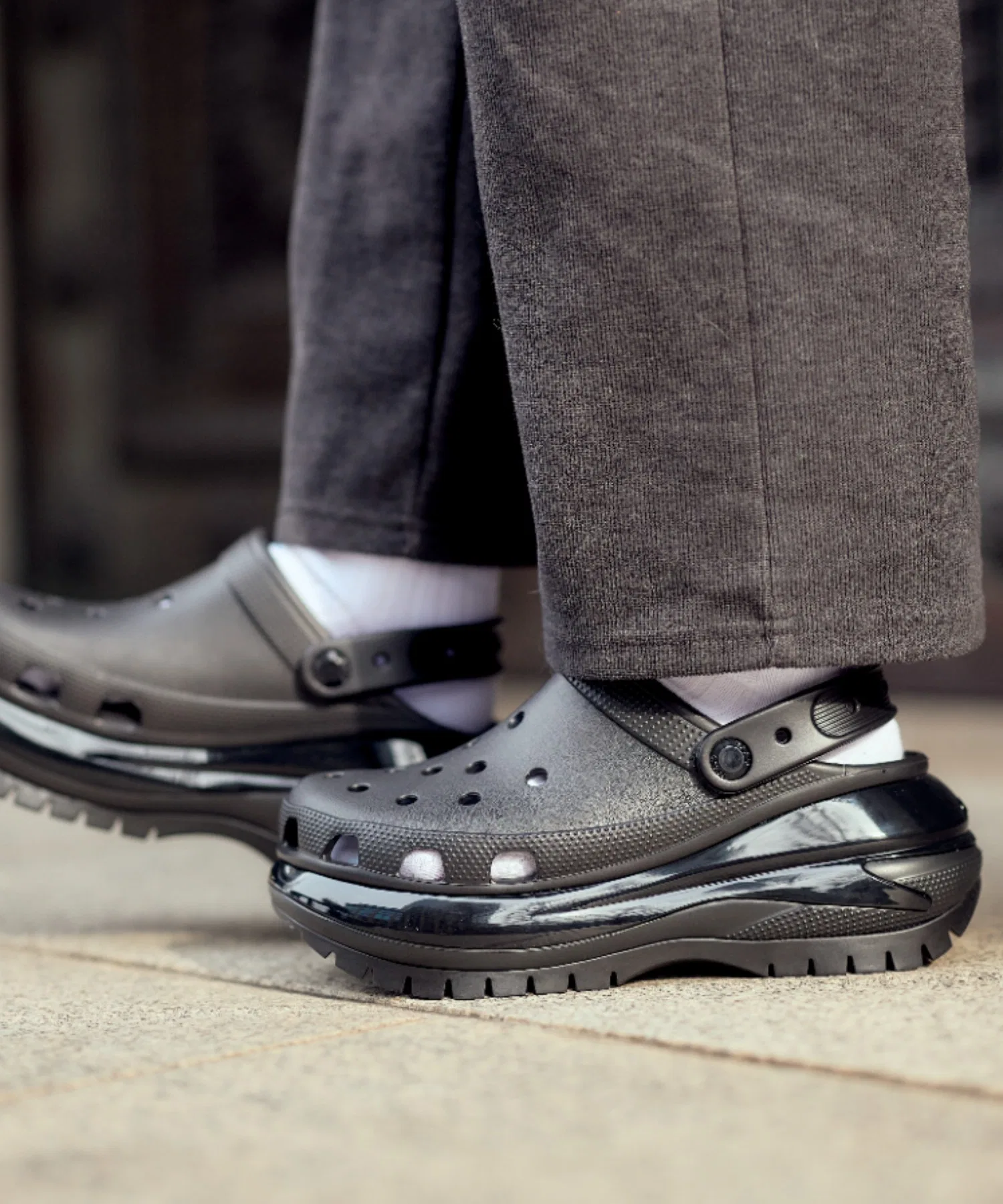 Мужские и женские кроксы Crocs Classic Mega Crush Clog — фото 2