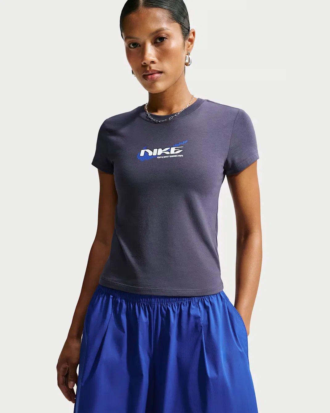 Женская облегающая укороченная футболка в стиле Mod Nike Sportswear Chill Knit, Gridiron — фото 3