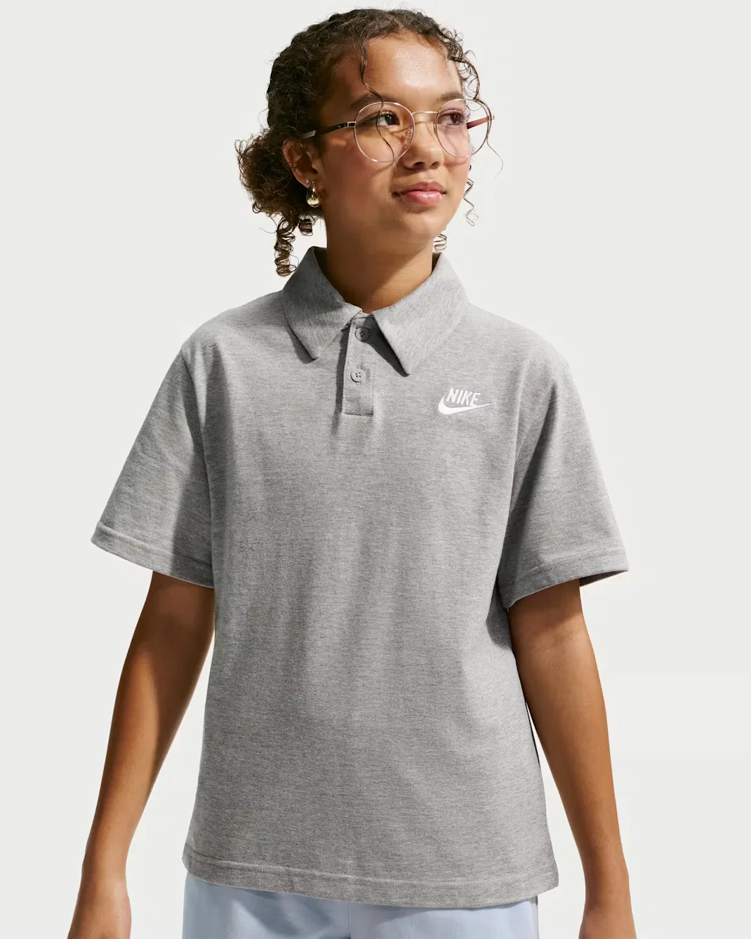 Вязаная поло с коротким рукавом для детей постарше Nike Sportswear Club, Dark Grey Heather/White — фото 2