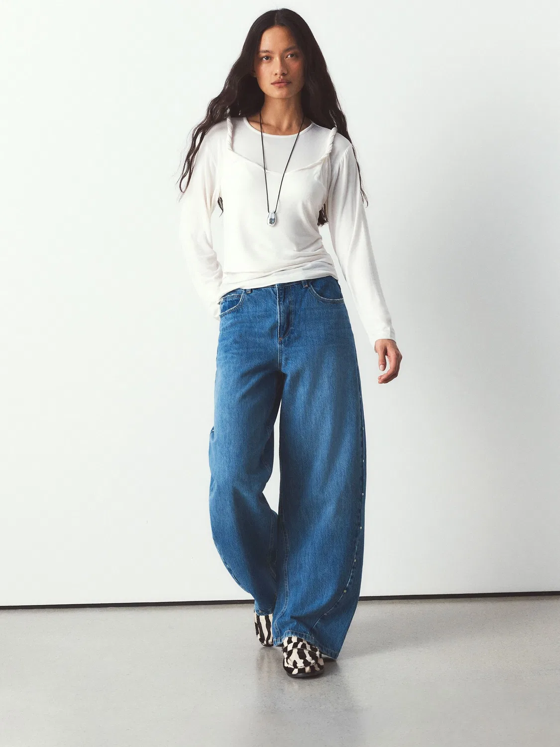 Джинсы-бананы Twisted Seam Next, Silver Stud Mid Blue — фото 3