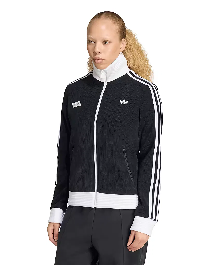 Классическая спортивная футболка Adidas Originals x Jennie для фанатов, черный — фото 3