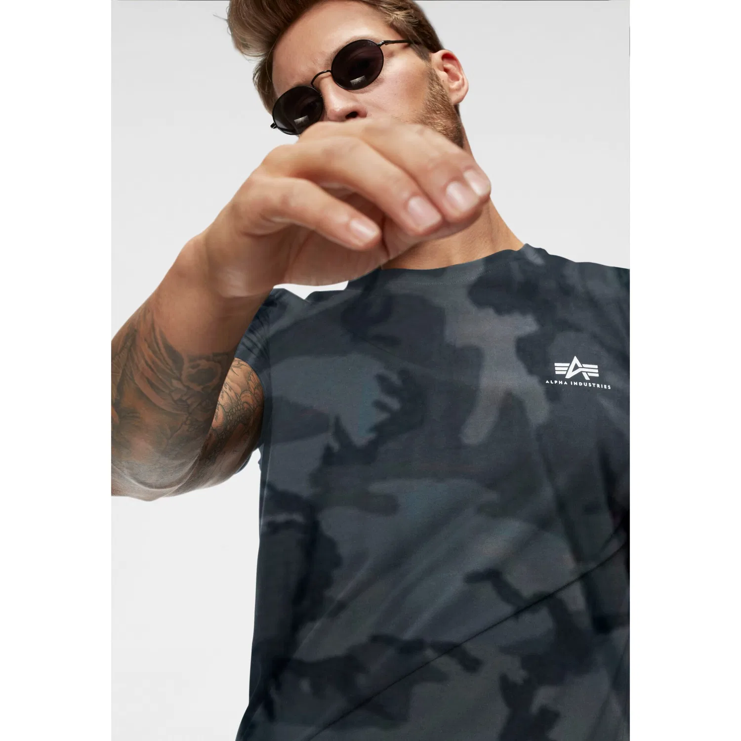 Детская хлопковая Slim-fit футболка с принтом Alpha Industries, Black/Camouflage — фото 3