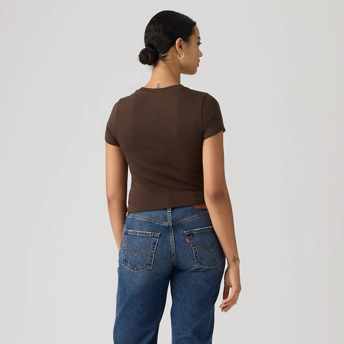 Базовая детская футболка с графическим принтом Levi's, Emb Club Logo Java - Brown — фото 4