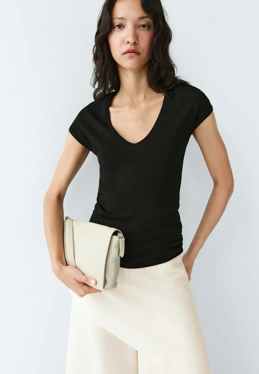Футболка с V-образным вырезом - базовая футболка Massimo Dutti, Black — фото 3
