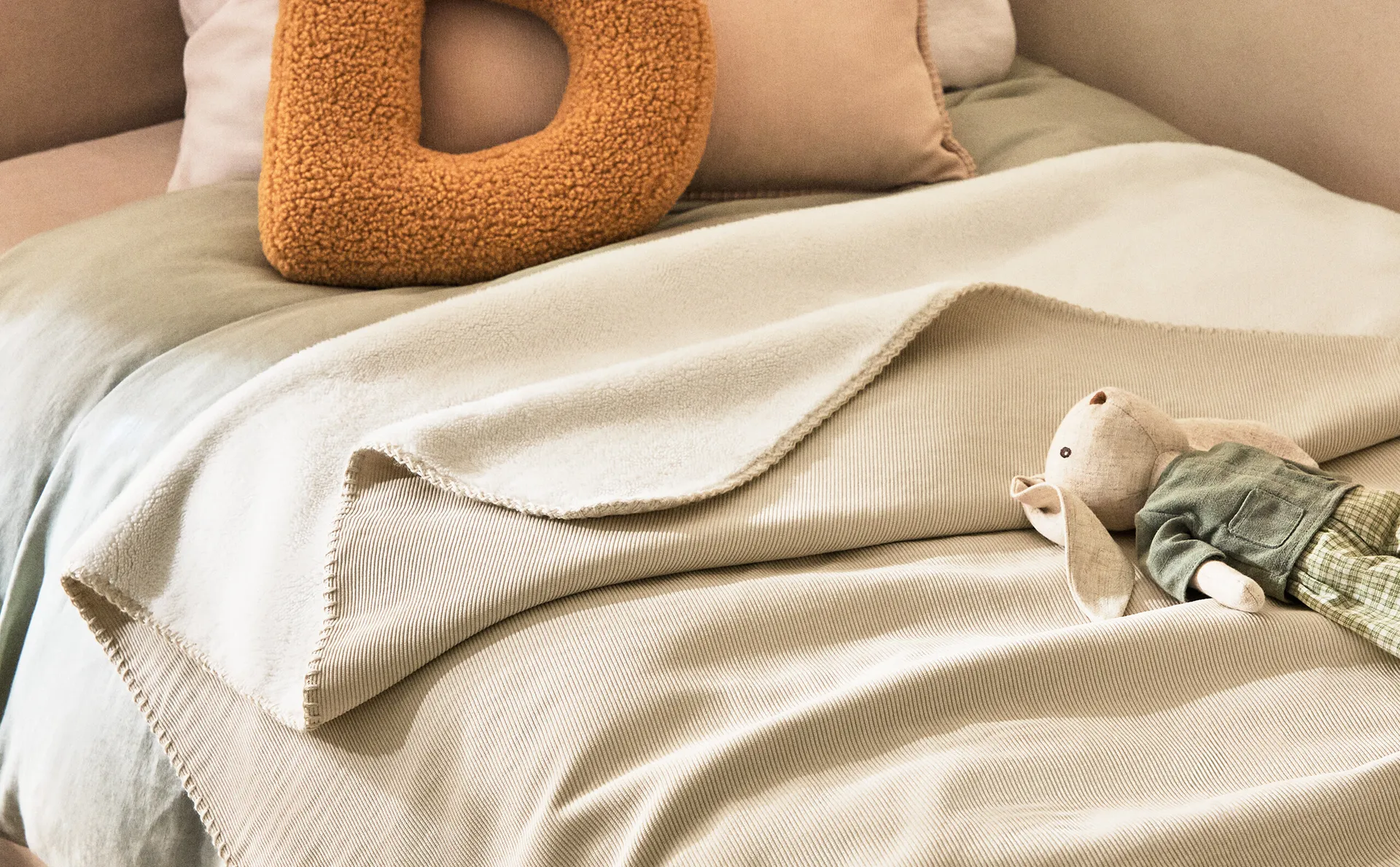 

Вельветовое покрывало Zara Home, бежевый