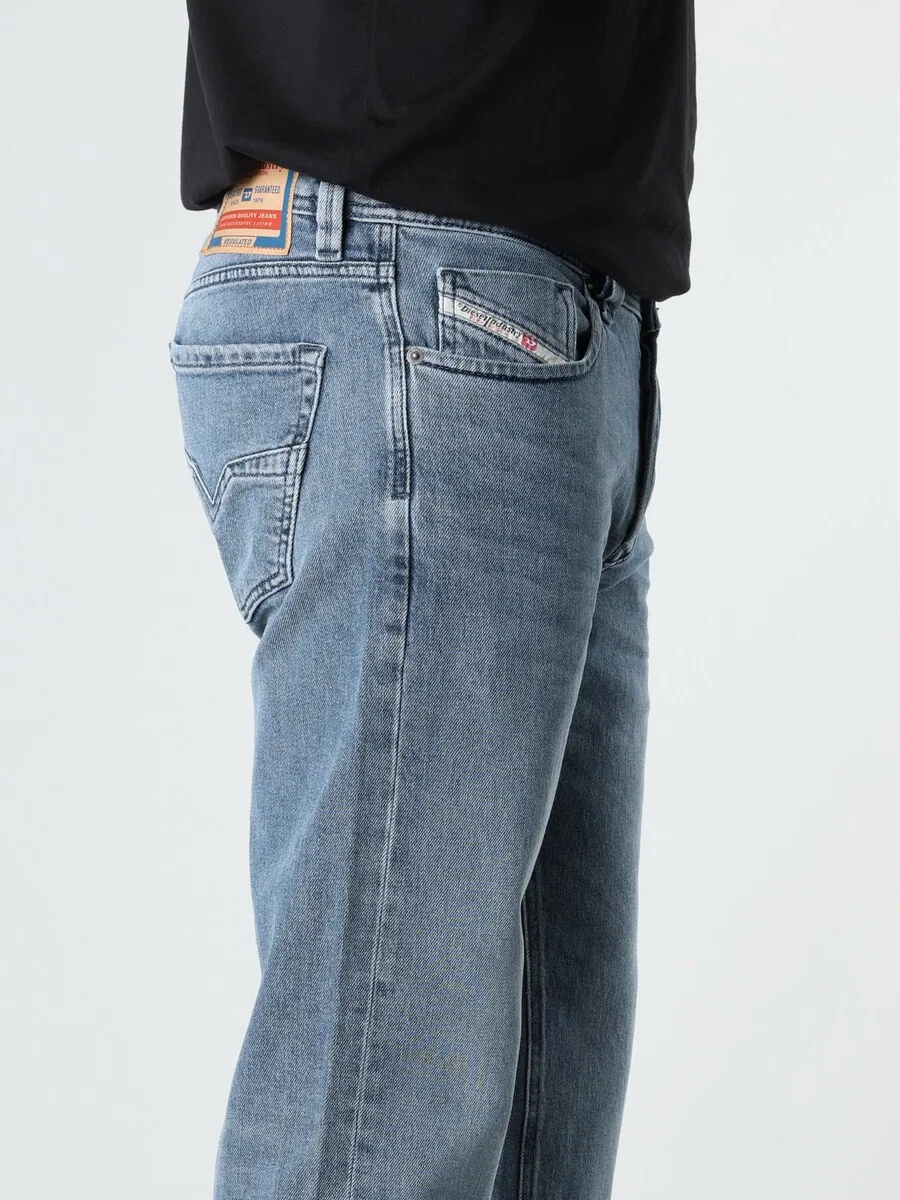 Джинсы DIESEL Regular Jeans '1985 LARKEE' синего цвета — фото 4