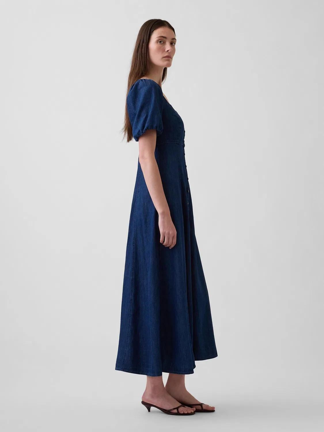 Платье-макси джинсовое Gap Dark Wash, темная стирка — фото 3