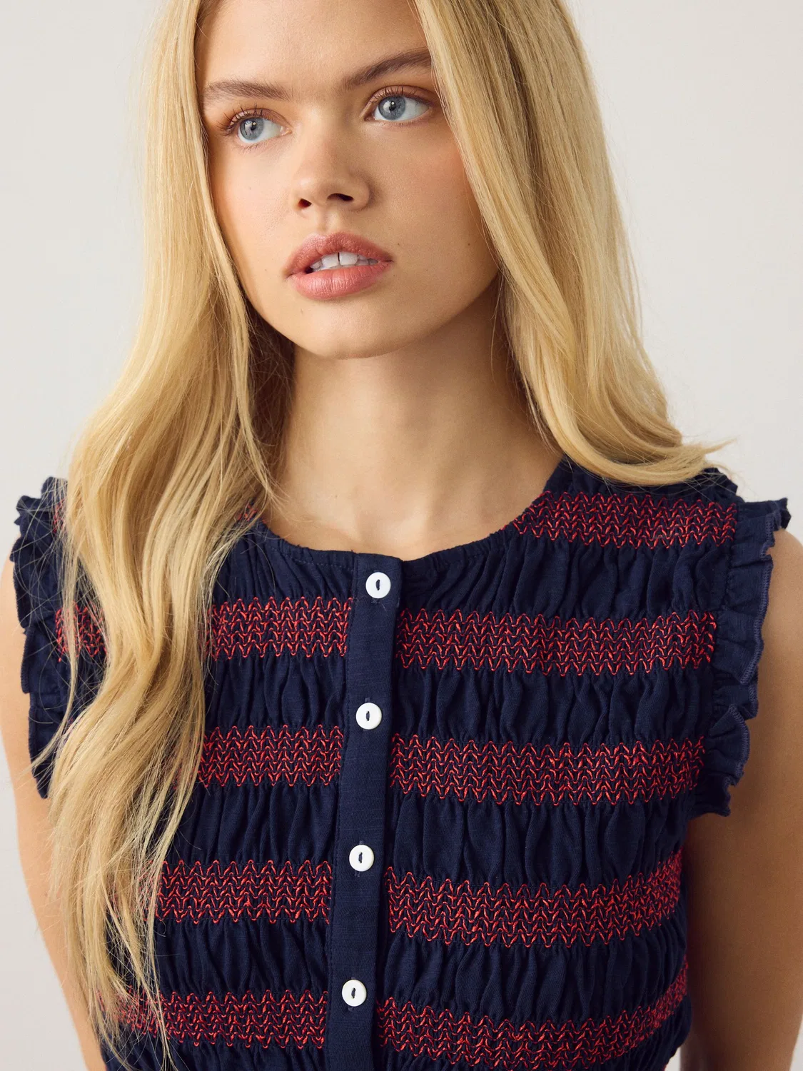 Топ без рукавов с защипами, модель Navy Blue/Red Shirred Sleeveless Button Through Top Next, темно-синий/красный — фото 4