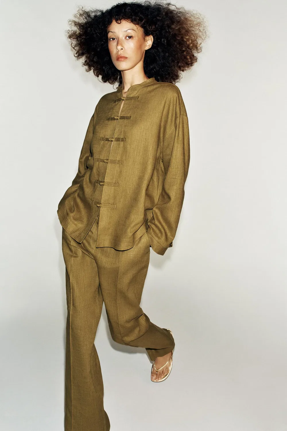 Рубашка из льняной смеси с застежкой-бабочкой. ZARA, Oil — фото 4