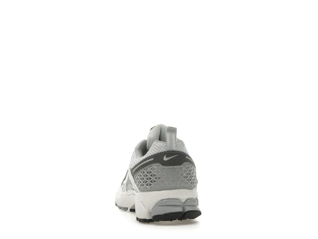 Детские кроссовки Lifestyle Nike Zoom Vomero 5, Pure Platinum/Summit White/Dark Grey/Metallic Silver — фото 4
