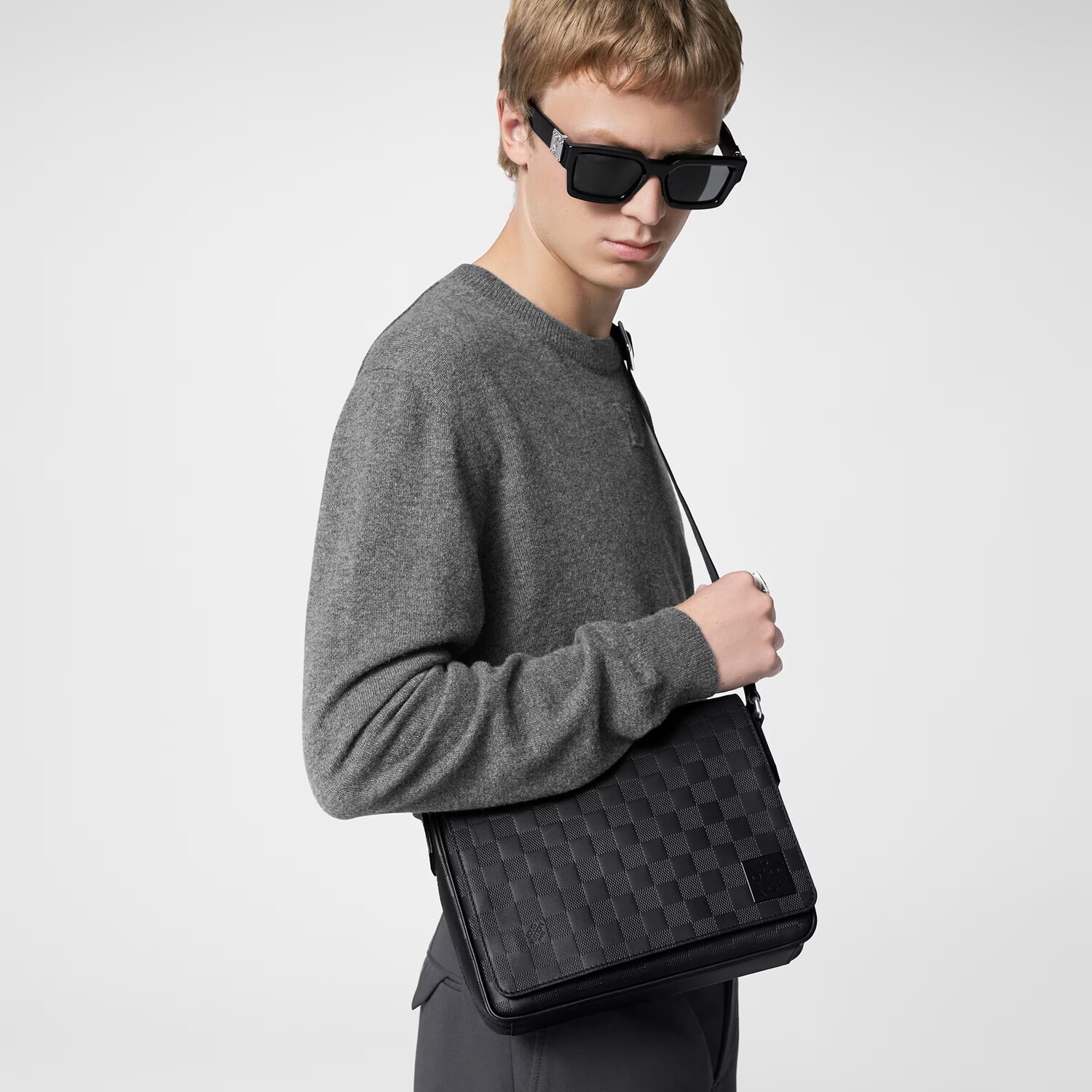 

Сумка-мессенджер Louis Vuitton District PM Damier Infini, черный
