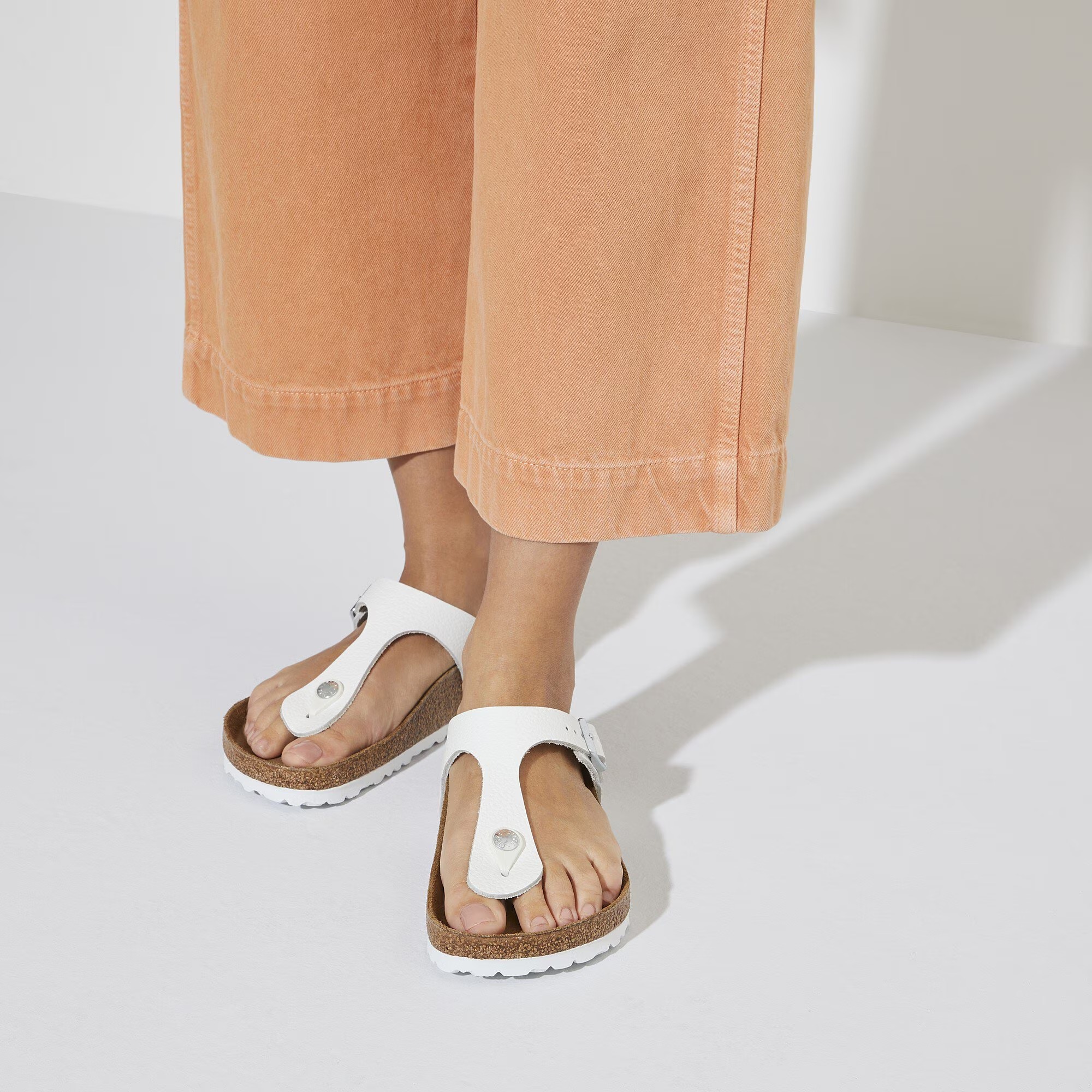 Сандалии Birkenstock Gizeh Natural Leather 1024328/1024398, белый — фото 2