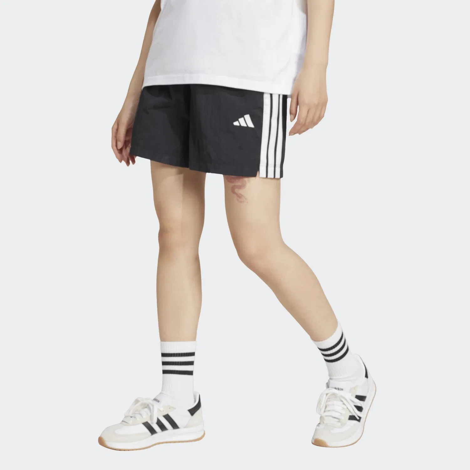 Женские шорты свободного кроя Adidas, Schwarz