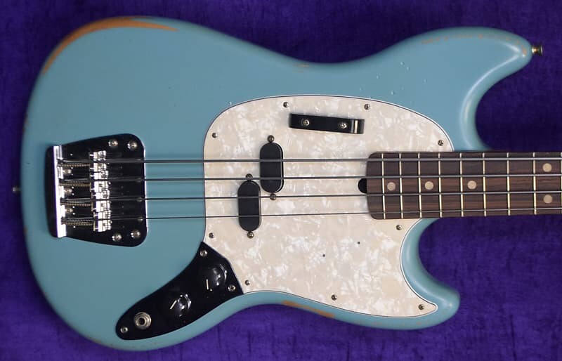 

Fender Mustang Justin Meldal-Johnson Short Scale, Daphne Blue с розовым деревом Fender Mustang Justin Meldal- Short Scale, with Rosewood