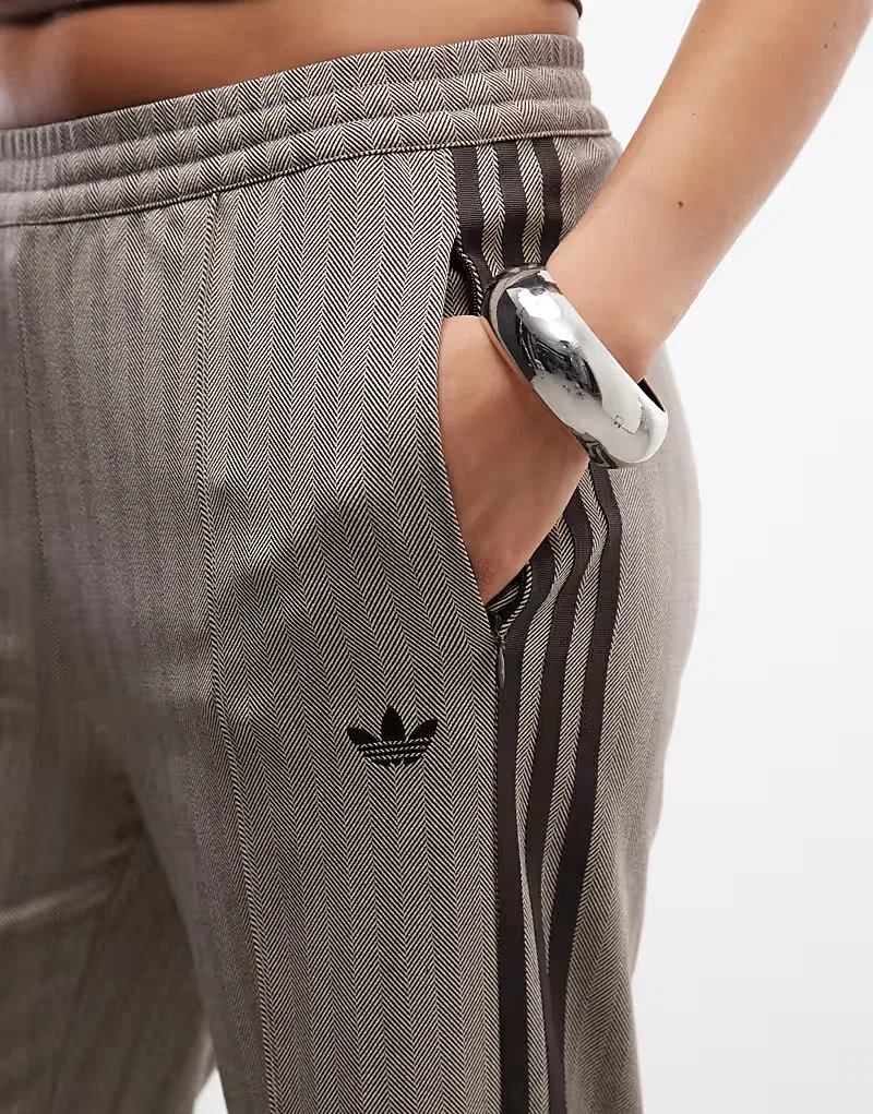Классические спортивные брюки Adidas Originals в светло-елочку — фото 4