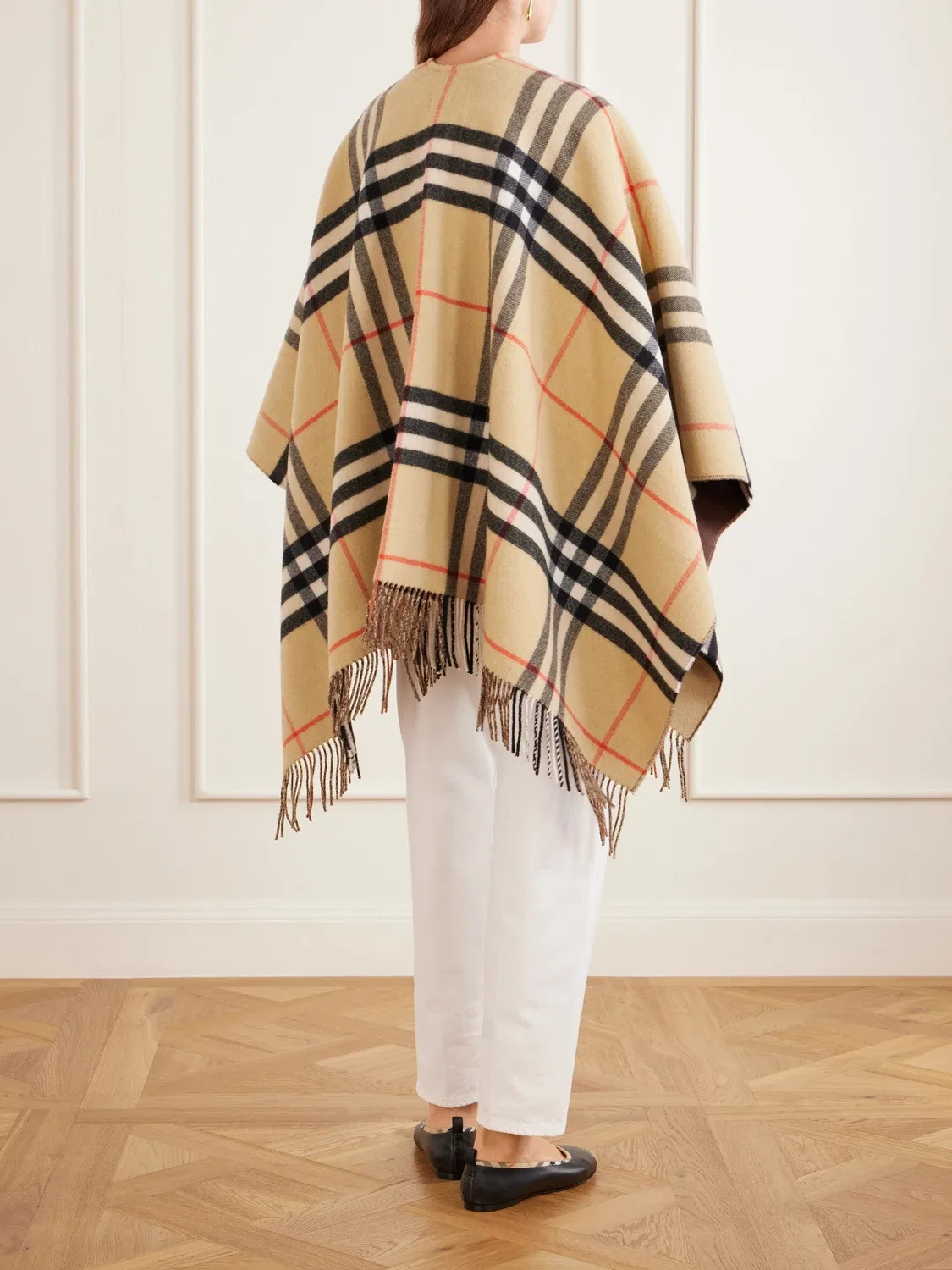 Кашемировая накидка в клетку с бахромой BURBERRY, коричневый — фото 4