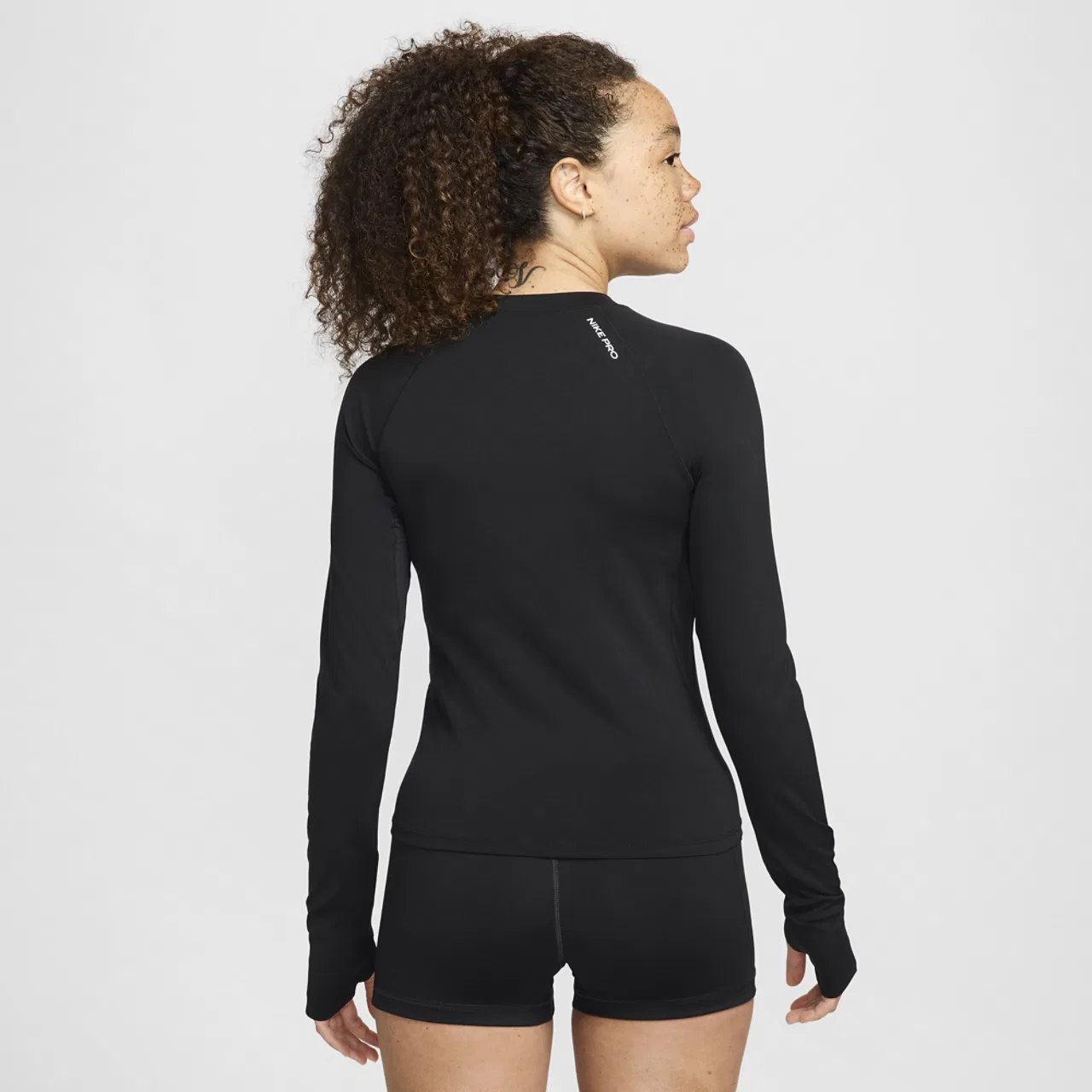 Женский лонгслив базовый с технологией Dri-FIT Nike Pro DF LS Baselayer, белый/черный — фото 2