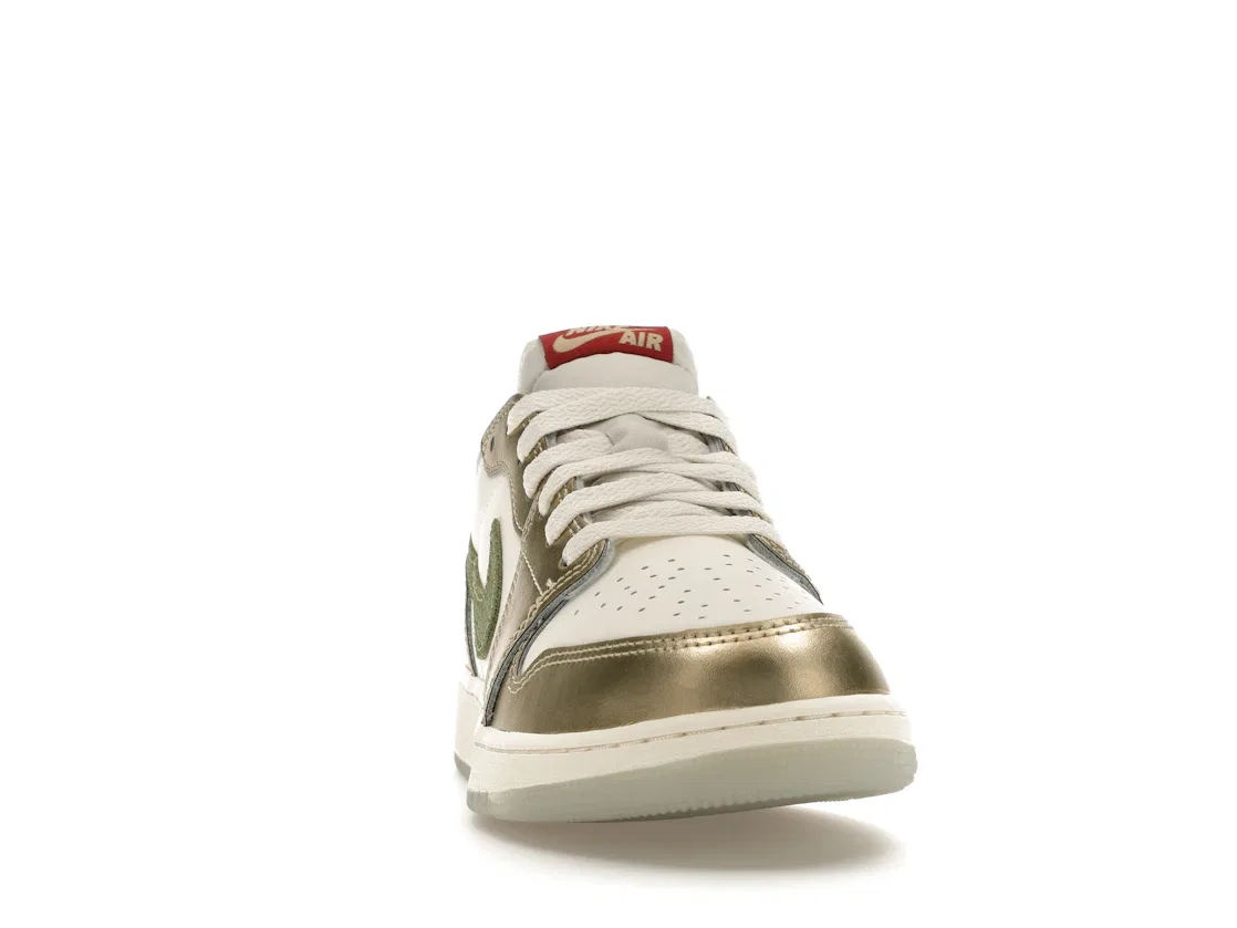 Детские кроссовки Lifestyle с принтом Jordan 1 Low OG Jordan, Sail/Oil Green/Metallic Gold Grain/Saturn Gold/Cedar — фото 2