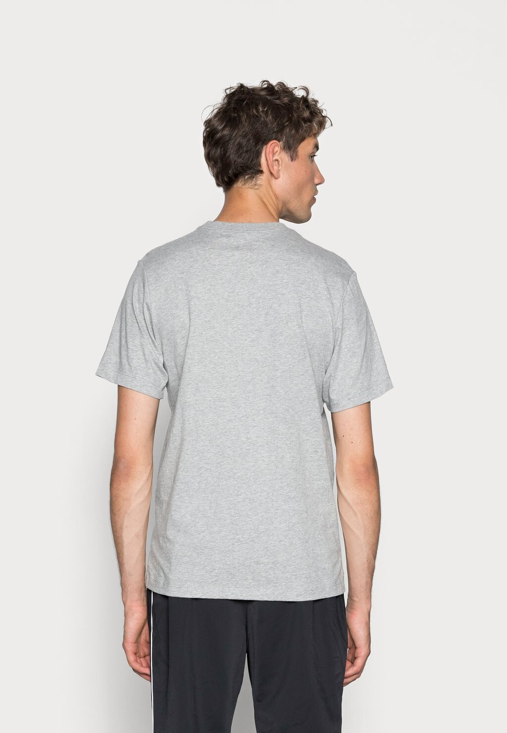 Базовая футболка Club Tee Nike, цвет dark grey heather/black — фото 3