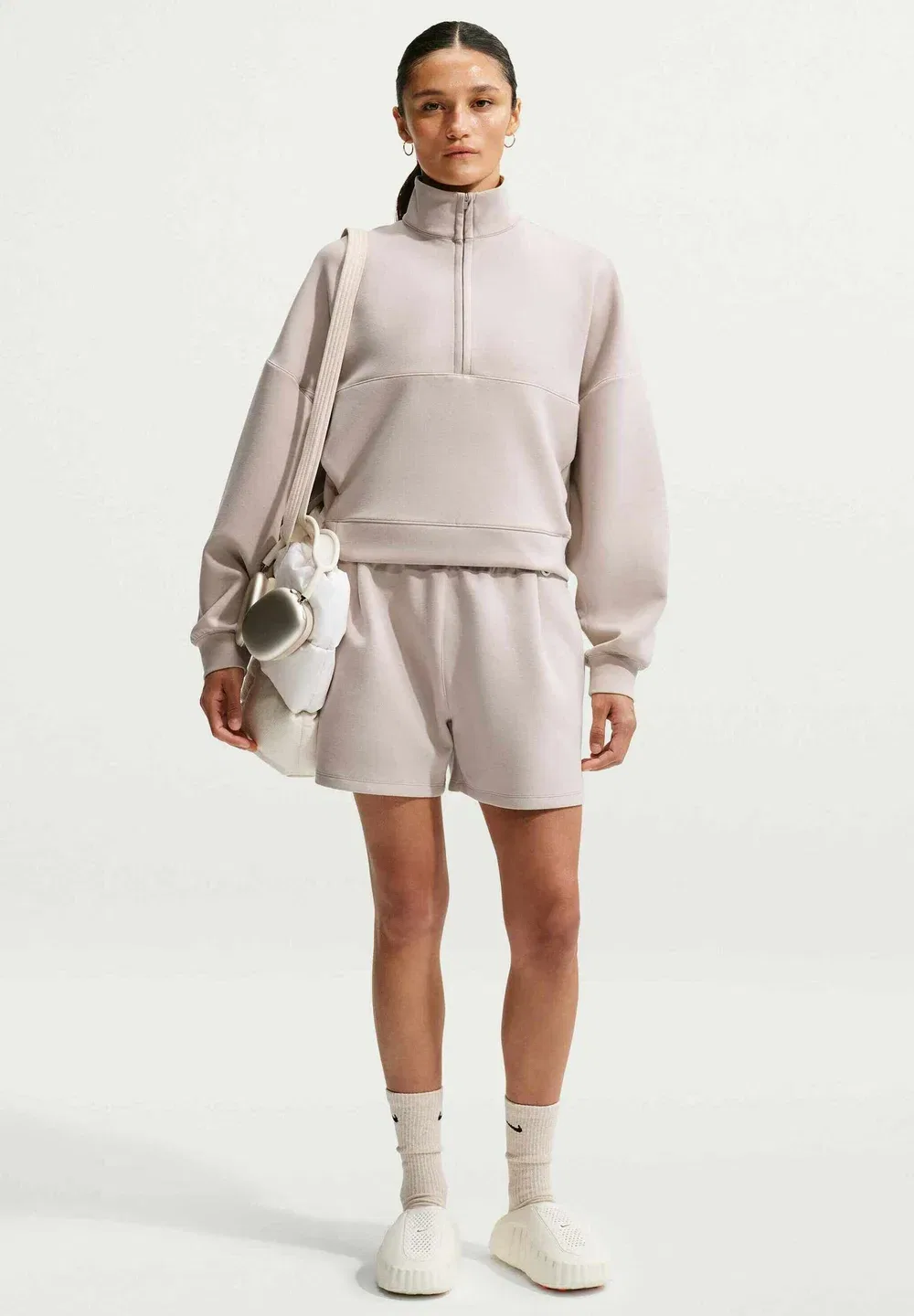Женские свободные шорты из быстросохнущей ткани - спортивные шорты Nike Performance, Cream Ii Cream Ii College Grey — фото 2