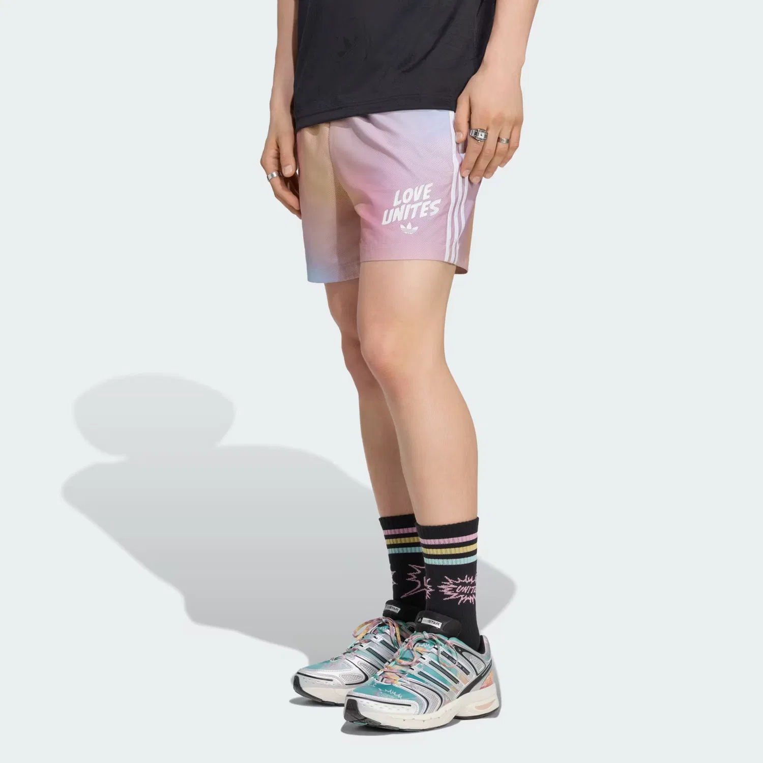 Шорты унисекс водостойкие Love Unites Adidas Originals, радужный — фото 4