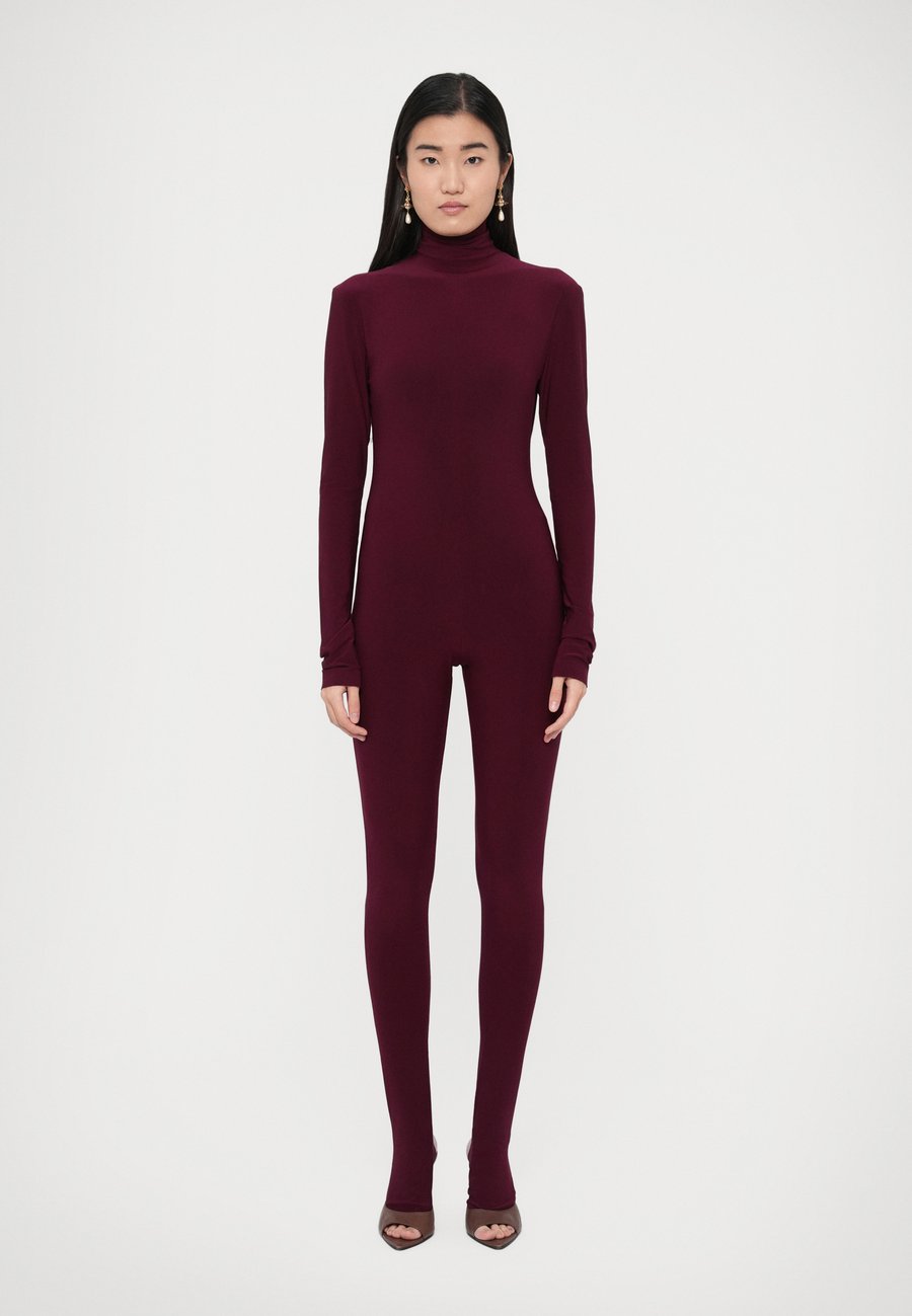 

Комбинезон Norma Kamali LONG SLEEVE SLIM FIT TURTLE CATSUIT FOOTIE, Plum/Bordeaux