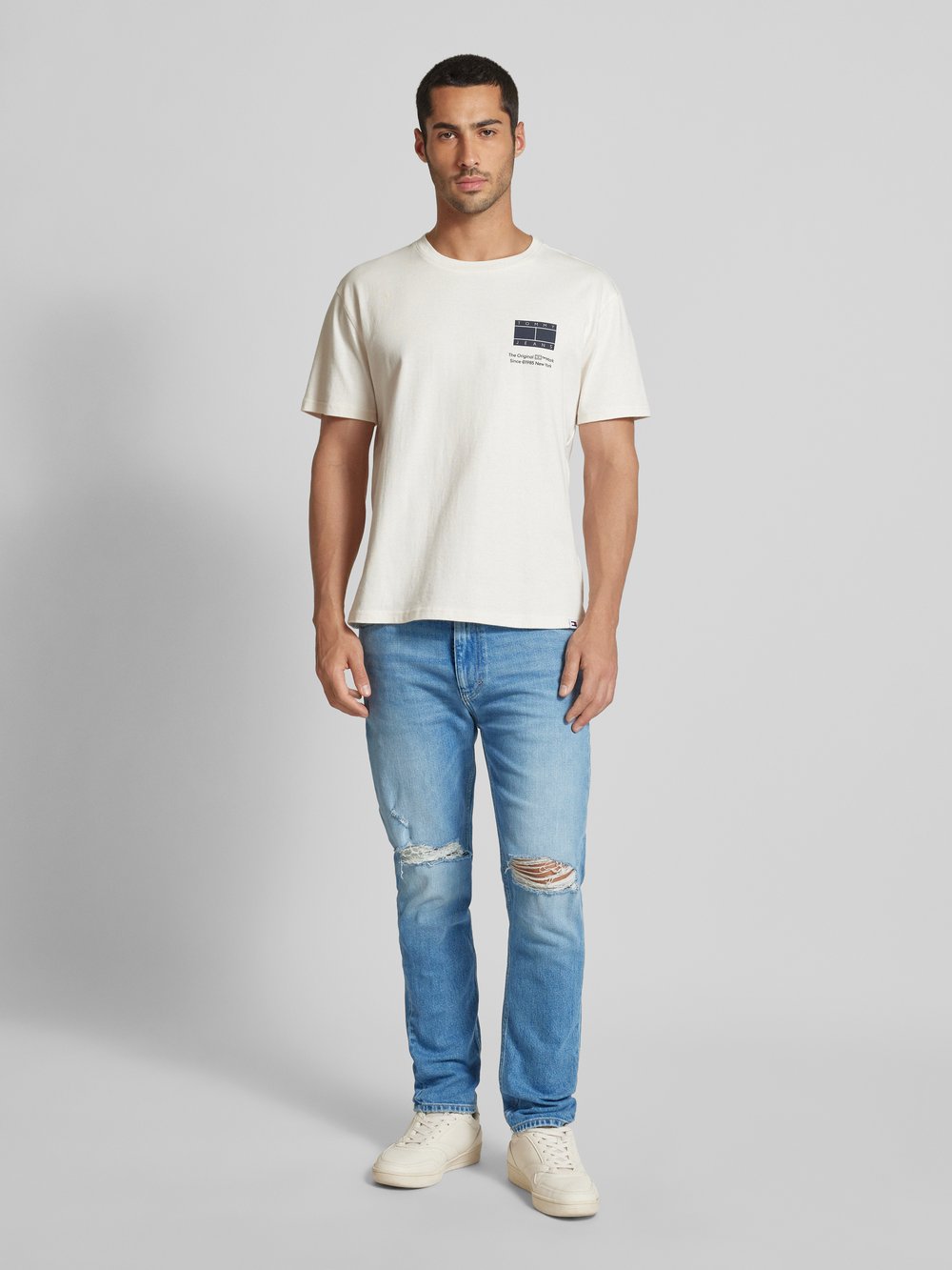 

Зауженные джинсы с рваным эффектом, модель «DAD JEAN» Tommy Jeans, светло-голубой