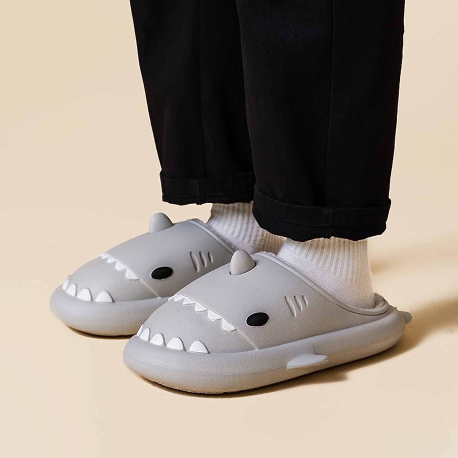 Зимние пушистые тапочки Shark Slides с изображением акулы, зимние тапочки Cloud Slides с акулой для взрослых, нескользящие пушистые тапочки Quroxo, серый — фото 2