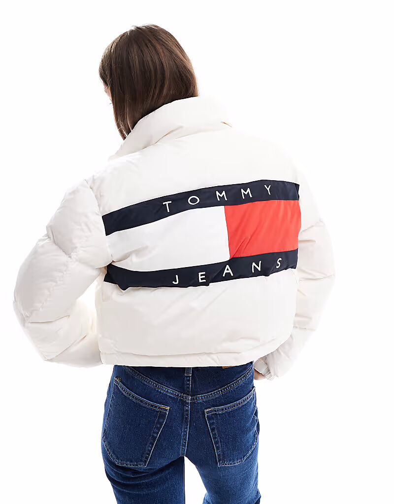 

Белая стеганая куртка Tommy Jeans Alaska с флагом на спине