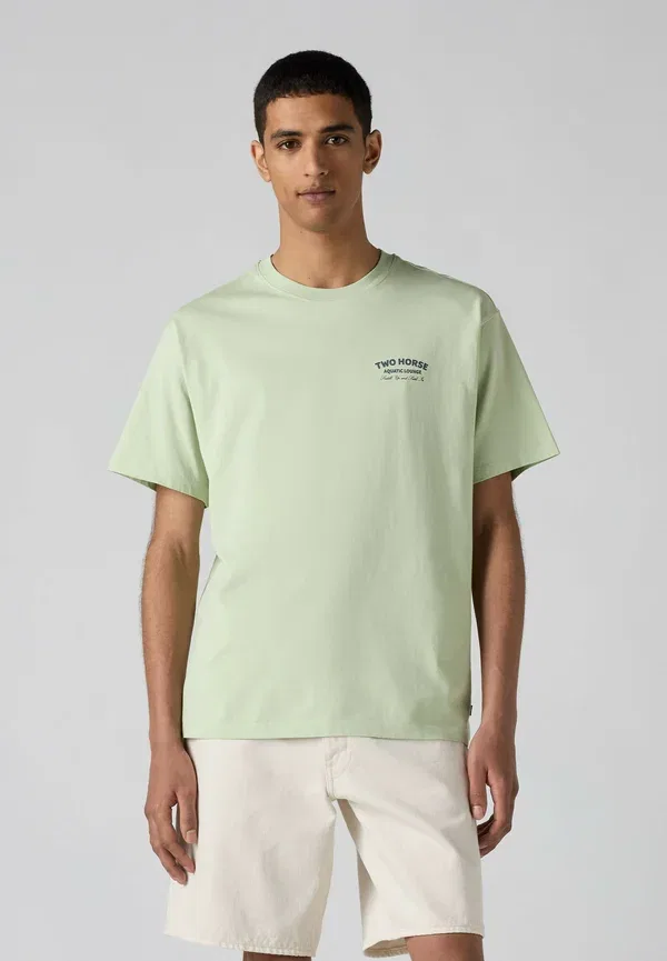 Футболка с принтом Levi's Vintage fit tee print t-shirt, lse_batwing badge ca, зеленый