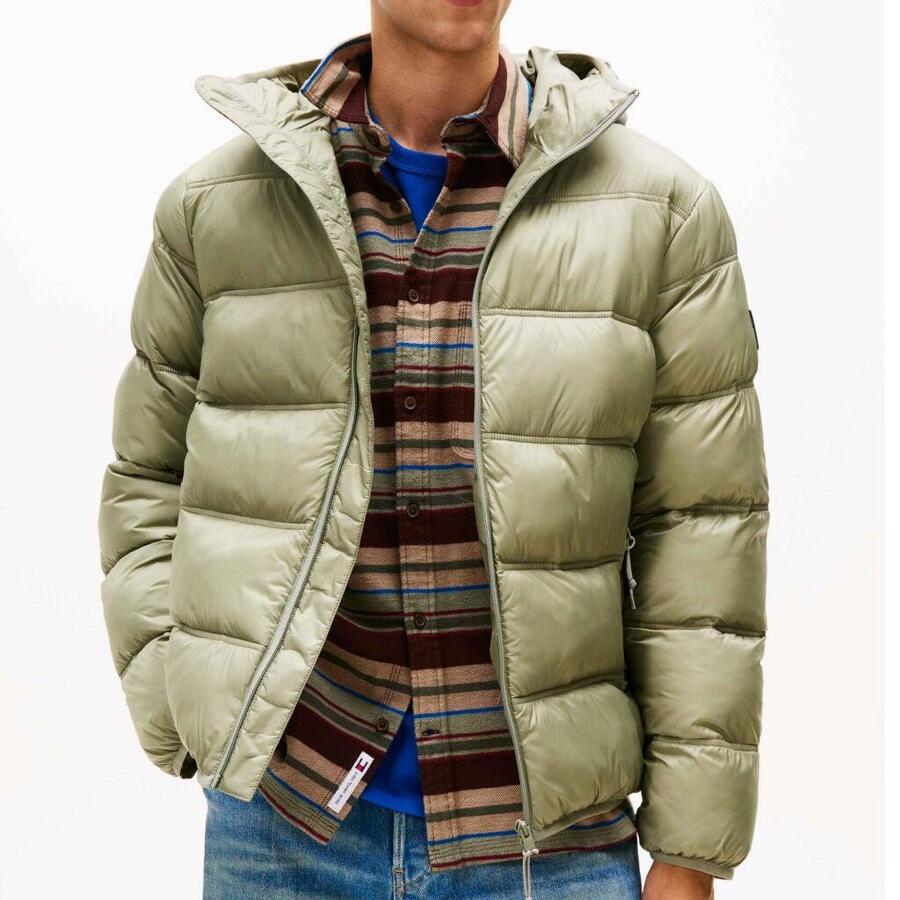 

TOMMY HILFIGER Куртка Tommy Jeans модель Tjm Hooded Logo Puffer E цвет зеленый