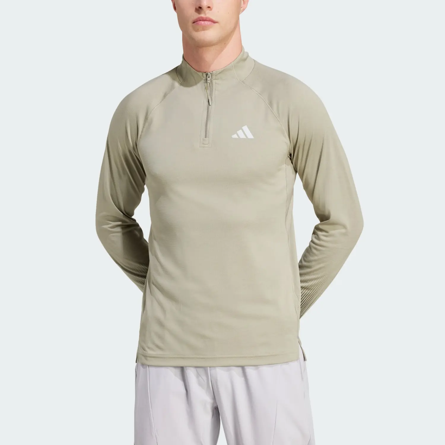 Футболка мужская Adidas Gym+AEROREADY BRANDLOVE с молнией на 1/4 оливкового цвета — фото 3