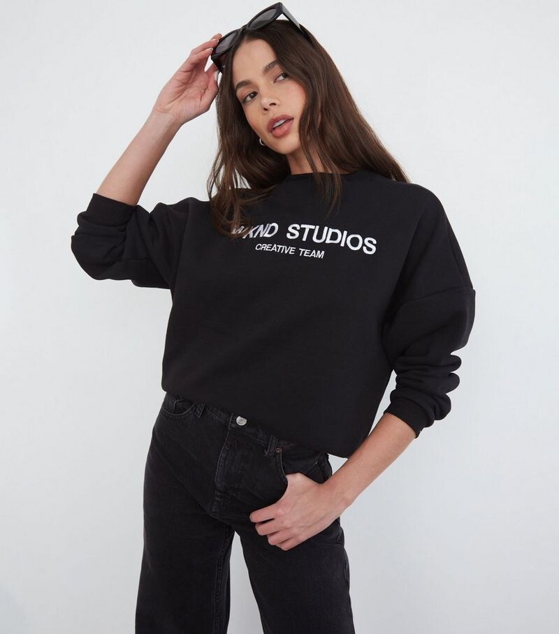 

WKNDGIRL Черный свободный свитшот с вышитым логотипом WKNDGIRL, черный