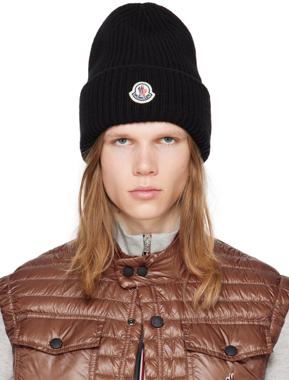 

Черная шапка в рубчик Moncler