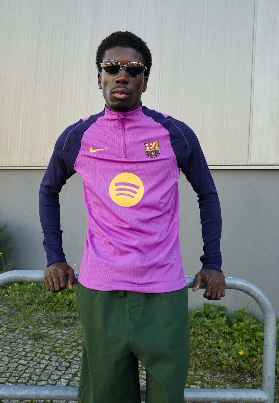 

Топ Nike Performance FCB MNK DFADV STRKELT DRILT K, Vivid Purple/Imperial Purple/Midwest Gold-Coloured/Purple