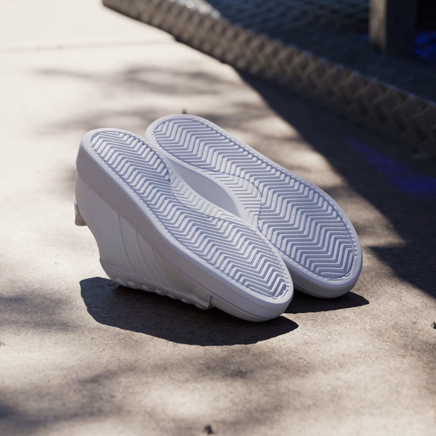 Кроссовки Гранд Корт 2.0 Adidas, цвет Cloud White/Cloud White/Gold Metallic — фото 4
