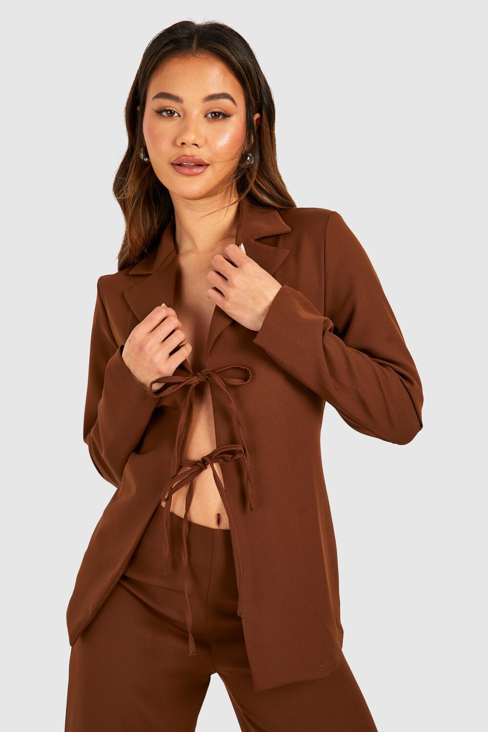 

Приталенный пиджак с глубоким вырезом и завязками спереди boohoo, коричневый