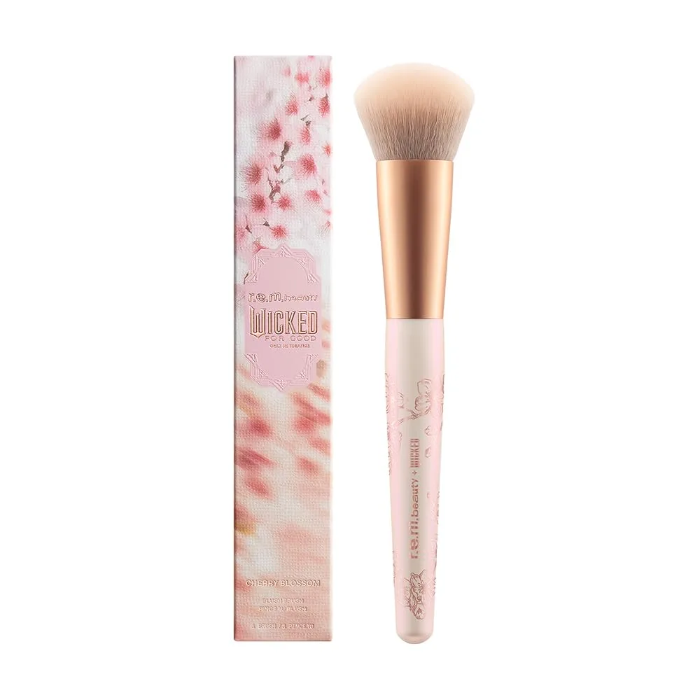 Кисть для румян rem beauty by Ariana Grande Wicked: For Good | Cherry Blossom | Мягкие, пушистые щетинки | Идеально подходит для наслаивания и растушевки | 1 шт., Black