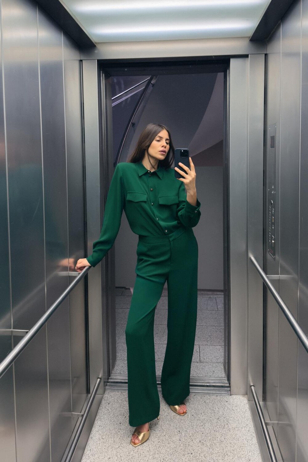 

Рубашка из крепа с подплечниками ZARA, цвет bottle green