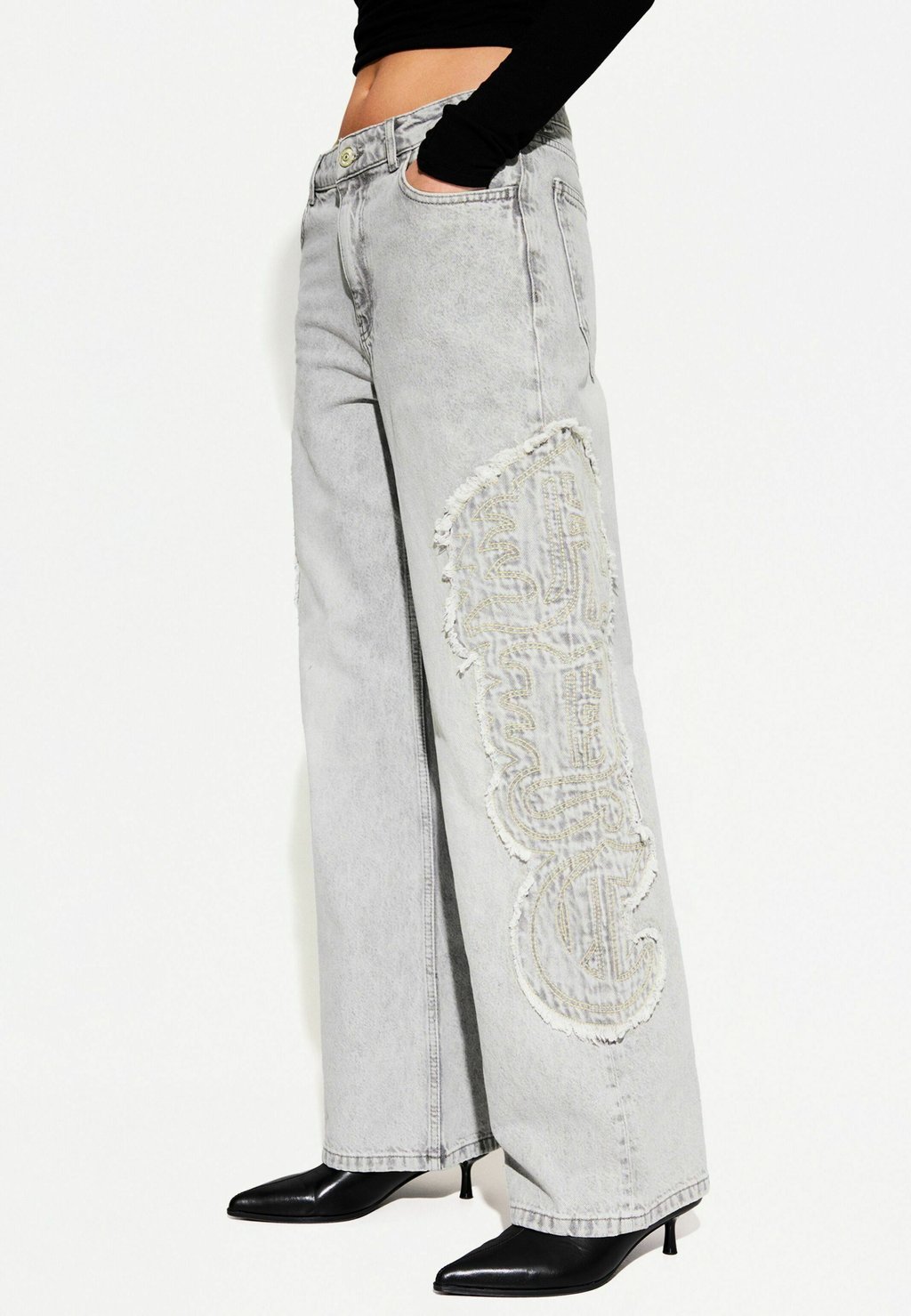 

Расклешенные джинсы EMBROIDERED BAGGY Bershka, темно-серый