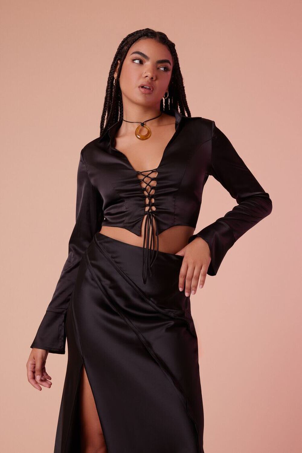 

Атласный укороченный топ на шнуровке Forever 21, черный