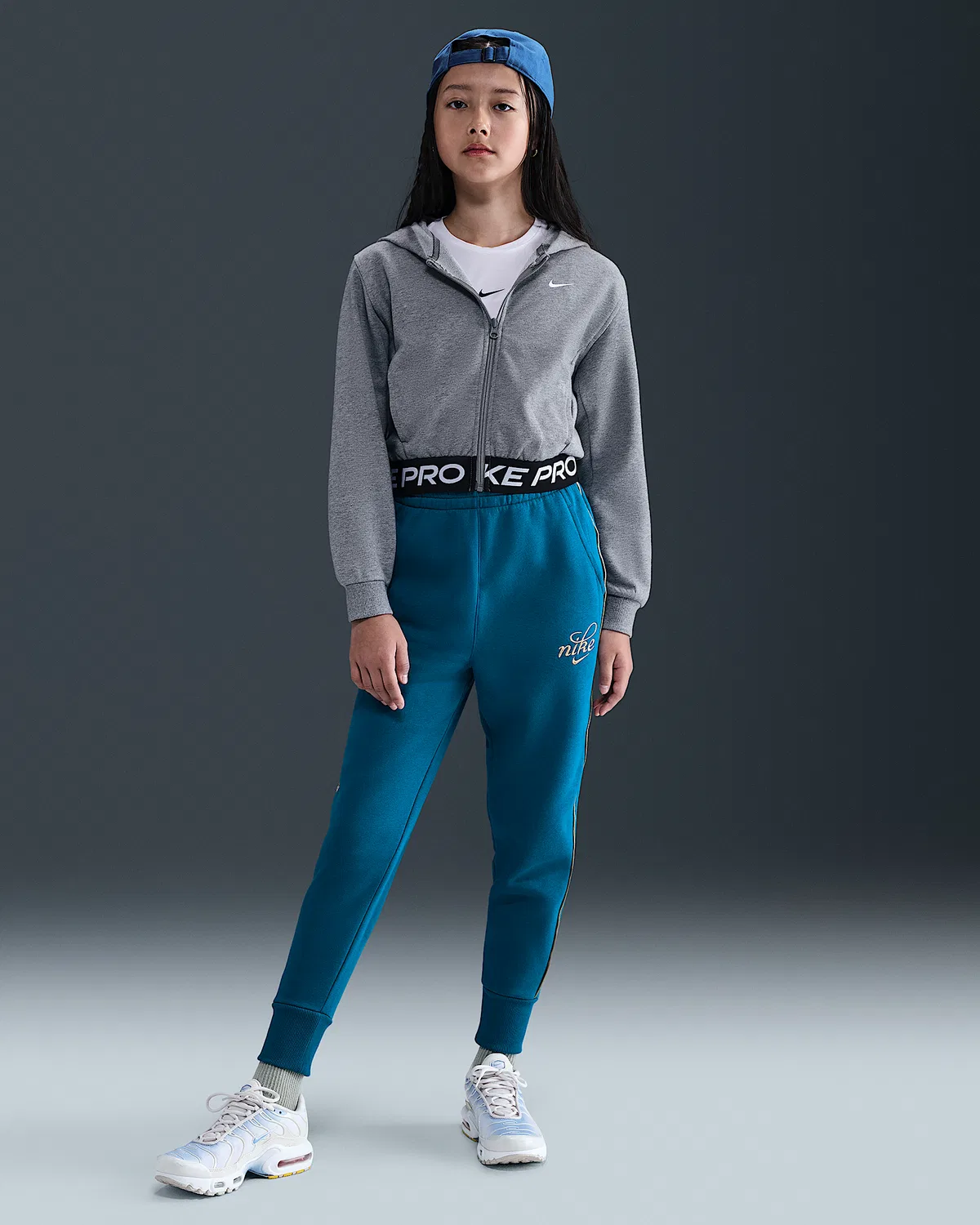 Детские (для девочек) свободные джоггеры Nike Sportswear Club Fleece, Green Abyss/Metallic Gold