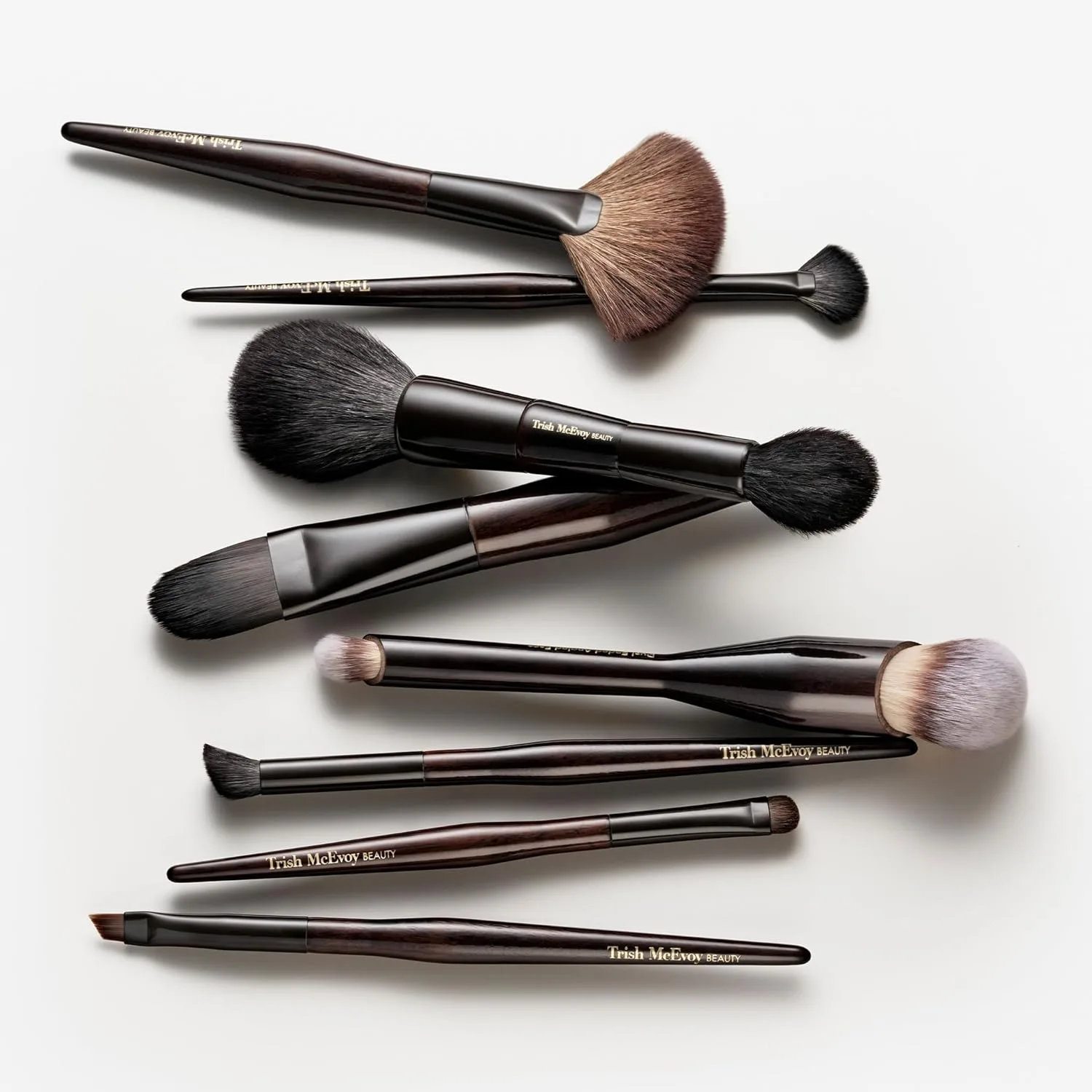 Женская кисть для контурирования скошенной складки века Trish McEvoy Brush 23 Petite 1 шт., brown — фото 4
