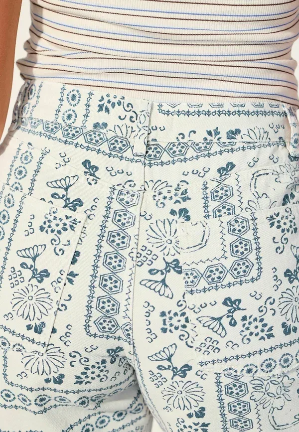 Джинсовые шорты Next, ecru navy blue bandana print, цвет экрю с синим принтом бандана — фото 3